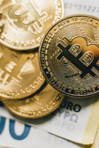 Criptomonedas para apostar encima de billetes.