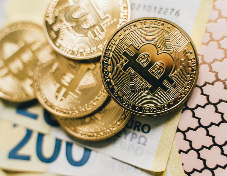 Criptomonedas para apostar encima de billetes.