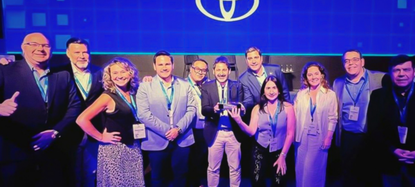 Automotriz Portillo celebrando la categoría Oro.
