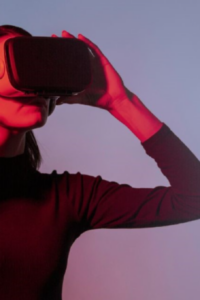 Mujer usando lentes de realidad virtual.