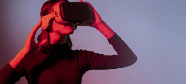 Mujer usando lentes de realidad virtual.