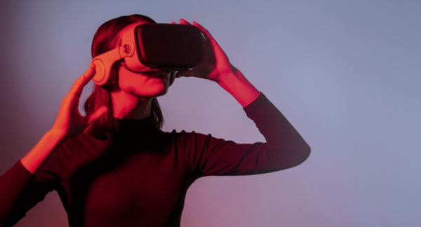 Mujer usando lentes de realidad virtual.