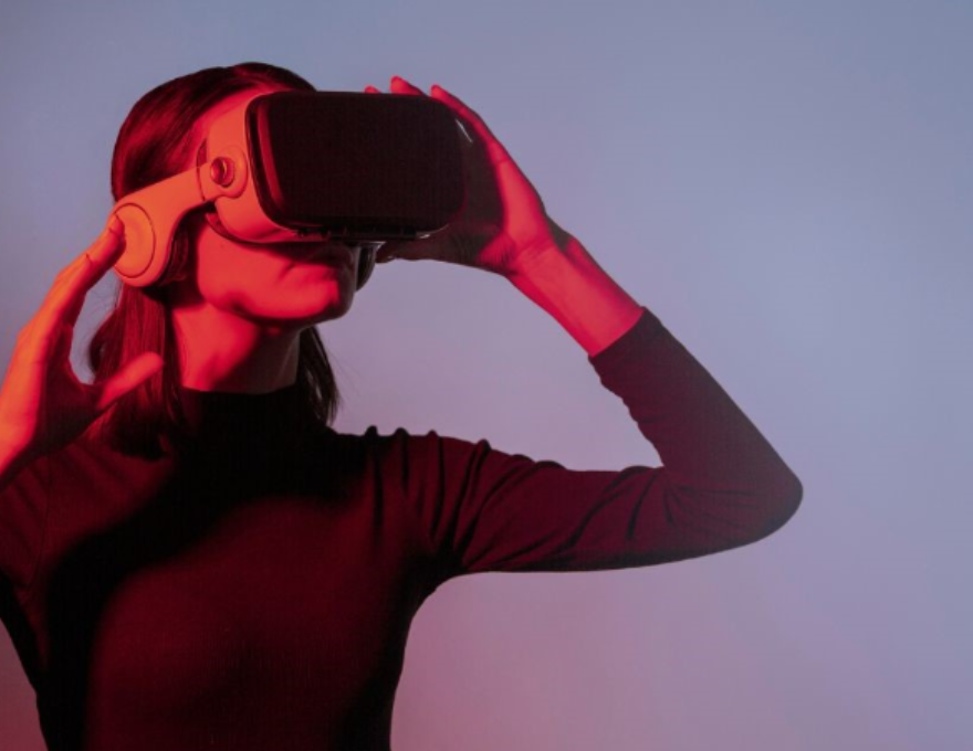 Mujer usando lentes de realidad virtual.