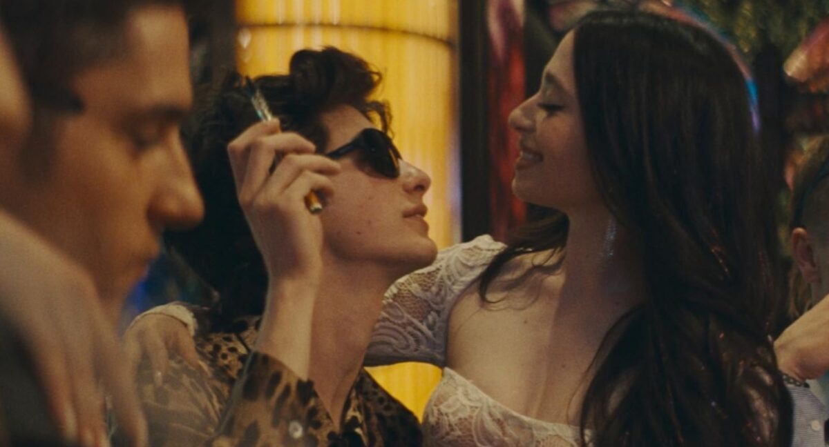 Mark Eydelshteyn y Mikey Madison en Anora (2024), película nominada a los Oscar.