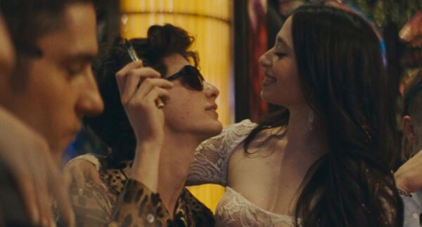 Mark Eydelshteyn y Mikey Madison en Anora (2024), película nominada a los Oscar.