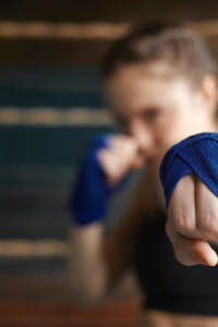 mujer con un equipo de boxeo.