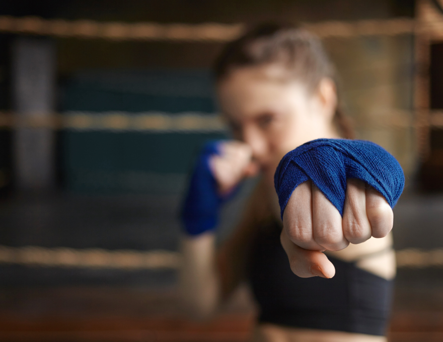mujer con un equipo de boxeo.