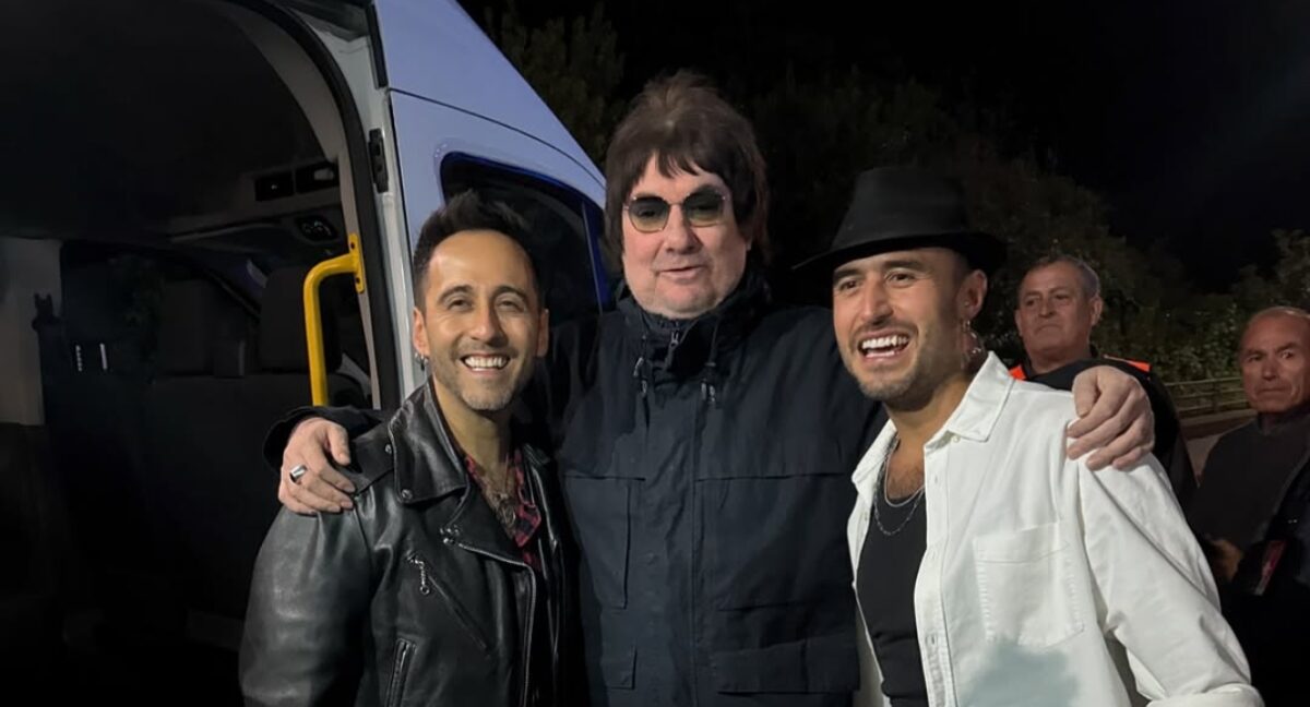Los Vásquez junto a Álvaro Henríquez. Foto: Agencia Uno