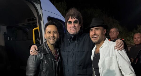Los Vásquez junto a Álvaro Henríquez. Foto: Agencia Uno