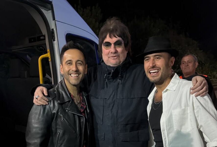 Los Vásquez junto a Álvaro Henríquez. Foto: Agencia Uno