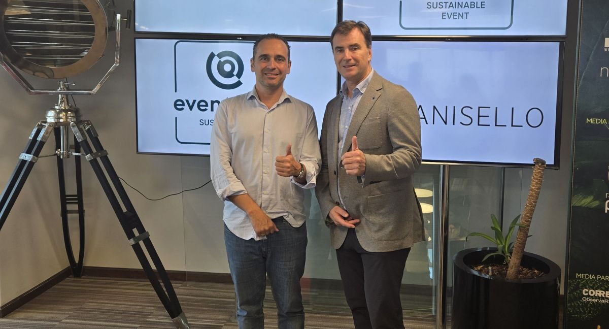 Dos ejecutivos de Agencia Panisello celebrando la certificación.