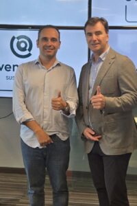 Dos ejecutivos de Agencia Panisello celebrando la certificación.