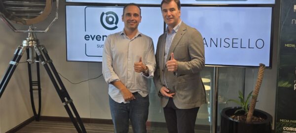 Dos ejecutivos de Agencia Panisello celebrando la certificación.