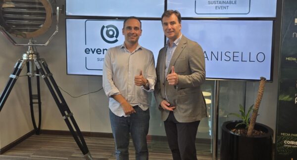 Dos ejecutivos de Agencia Panisello celebrando la certificación.