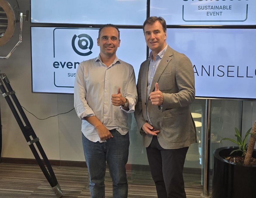 Dos ejecutivos de Agencia Panisello celebrando la certificación.
