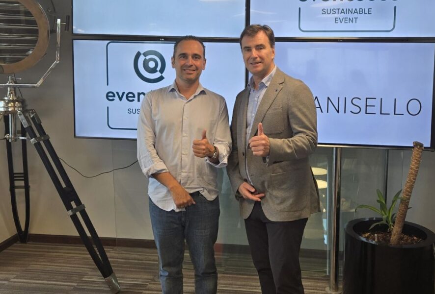 Dos ejecutivos de Agencia Panisello celebrando la certificación.