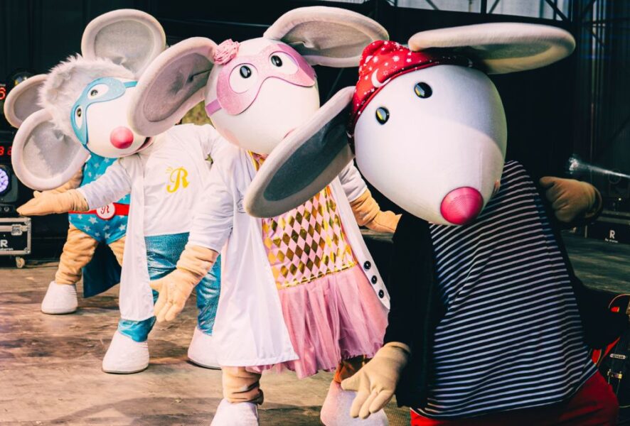 Ratoncitos bailando en Kidzapalooza 2025.