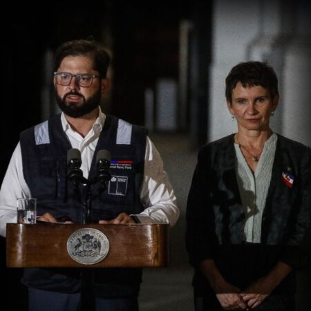 El Presidente Gabriel Boric y la ministra del Interior, Carolina Tohá.