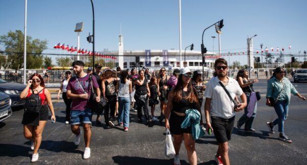 Los asistentes al fallido show de Shakira retirándose del Estadio Nacional. Foto: Francisco Paredes - The Clinic