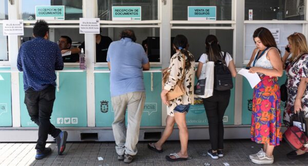Personas hacen trámite vehicular en el marco del último día para pagar el permiso de Circulación.