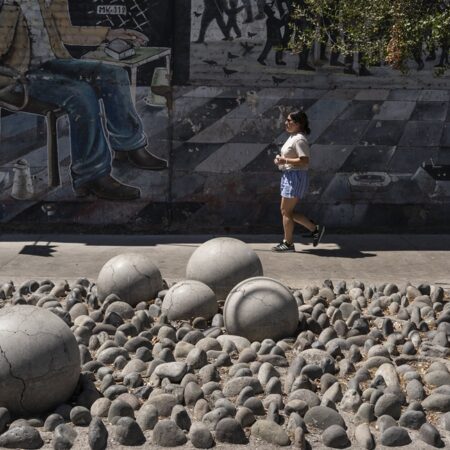 El Santiago de difícil acceso: cómo el urbanismo hostil estorba en lugar de desplazar el comercio ambulante
