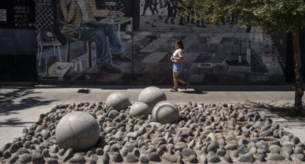 El Santiago de difícil acceso: cómo el urbanismo hostil estorba en lugar de desplazar el comercio ambulante