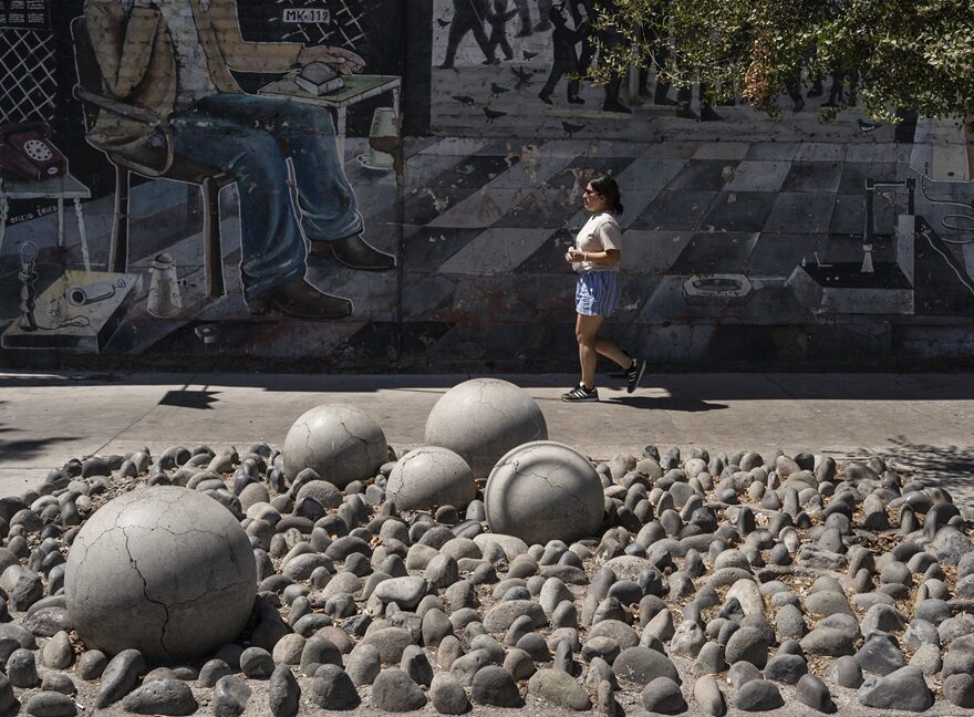 El Santiago de difícil acceso: cómo el urbanismo hostil estorba en lugar de desplazar el comercio ambulante