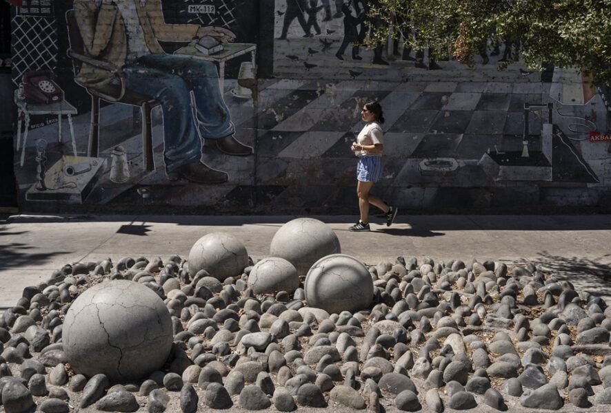 El Santiago de difícil acceso: cómo el urbanismo hostil estorba en lugar de desplazar el comercio ambulante
