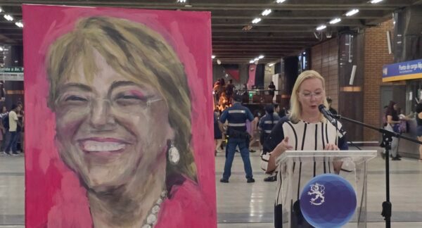 El cuadro de Michelle Bachelet que forma parte de la exposición "Nací niña". Foto: Metro