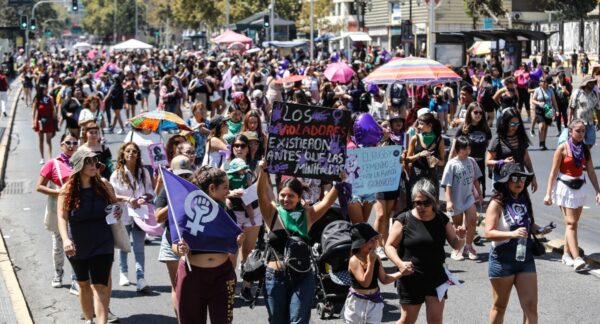 Marcha del 8M en Santiago. Foto: Agencia UNO