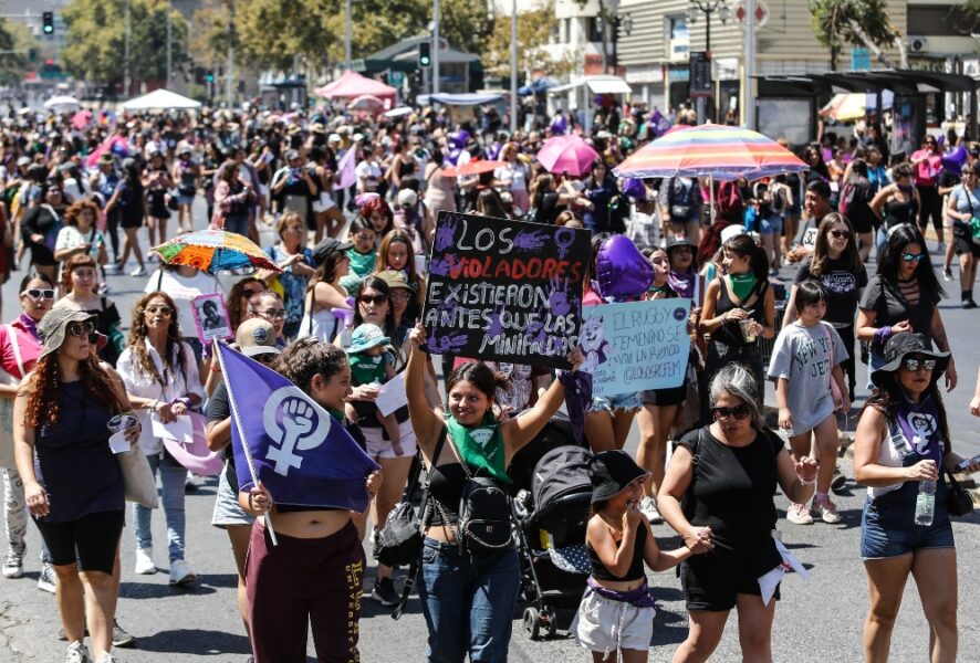 Marcha del 8M en Santiago. Foto: Agencia UNO