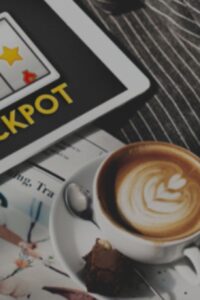 Persona jugando en casinos online con un café.