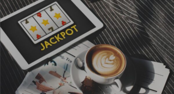 Persona jugando en casinos online con un café.