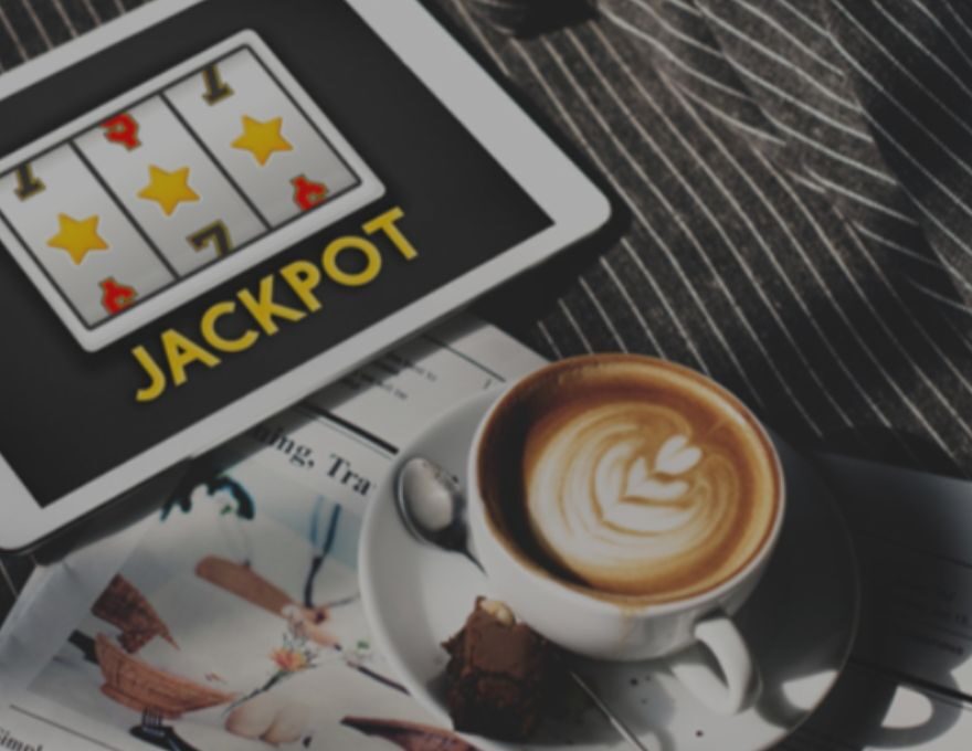 Persona jugando en casinos online con un café.