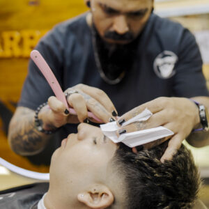 Perfilado de cejas en hombres la moda que pasó de ser impensable a indispensable en distintas barberías de Santiago