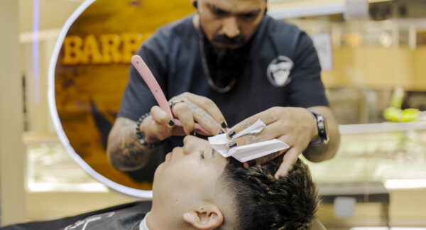 Perfilado de cejas en hombres la moda que pasó de ser impensable a indispensable en distintas barberías de Santiago