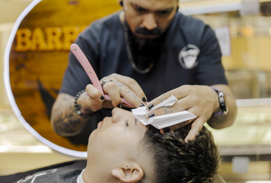 Perfilado de cejas en hombres la moda que pasó de ser impensable a indispensable en distintas barberías de Santiago