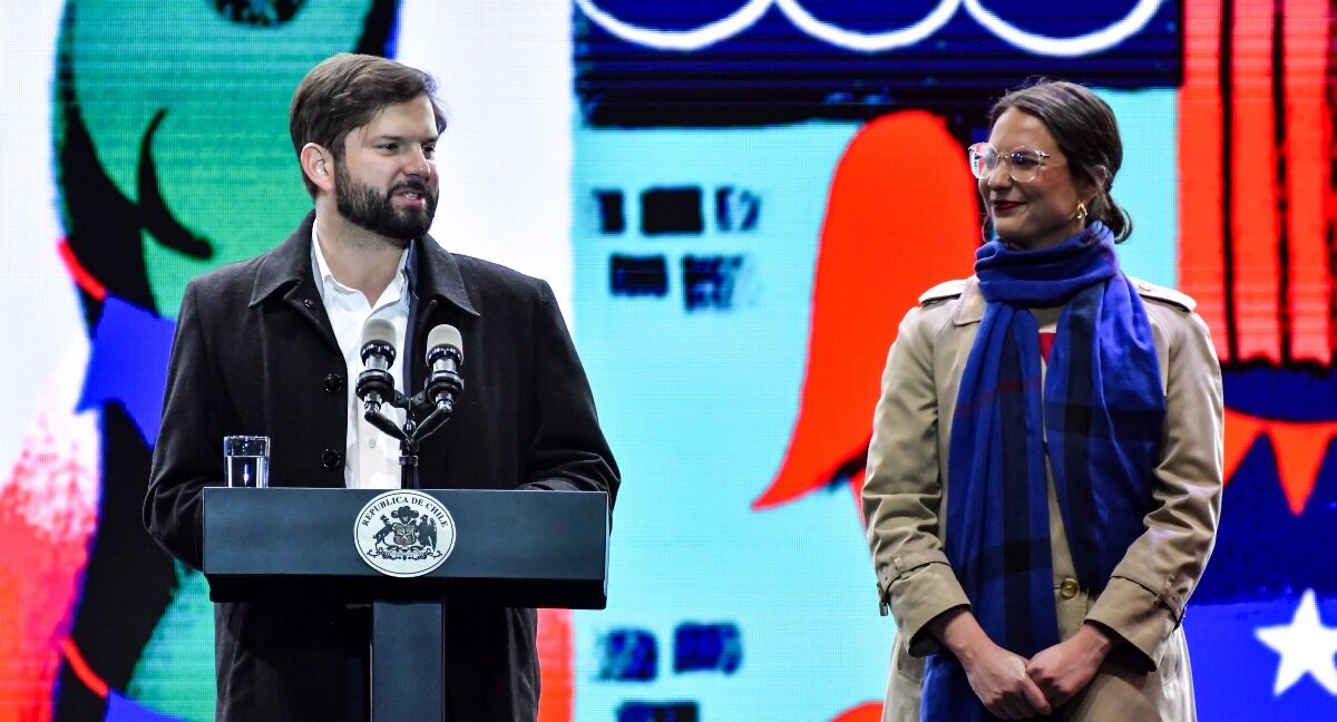 Gabriel Boric junto a Irací Hassler