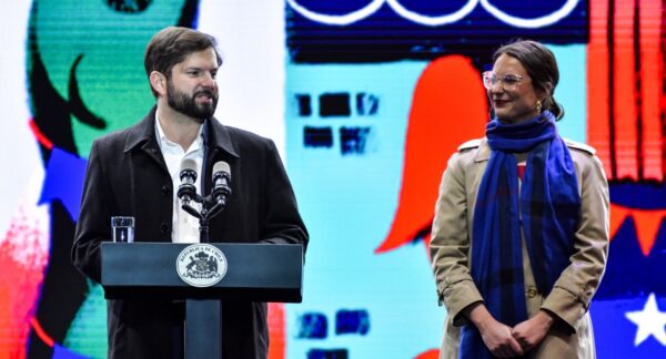Gabriel Boric junto a Irací Hassler