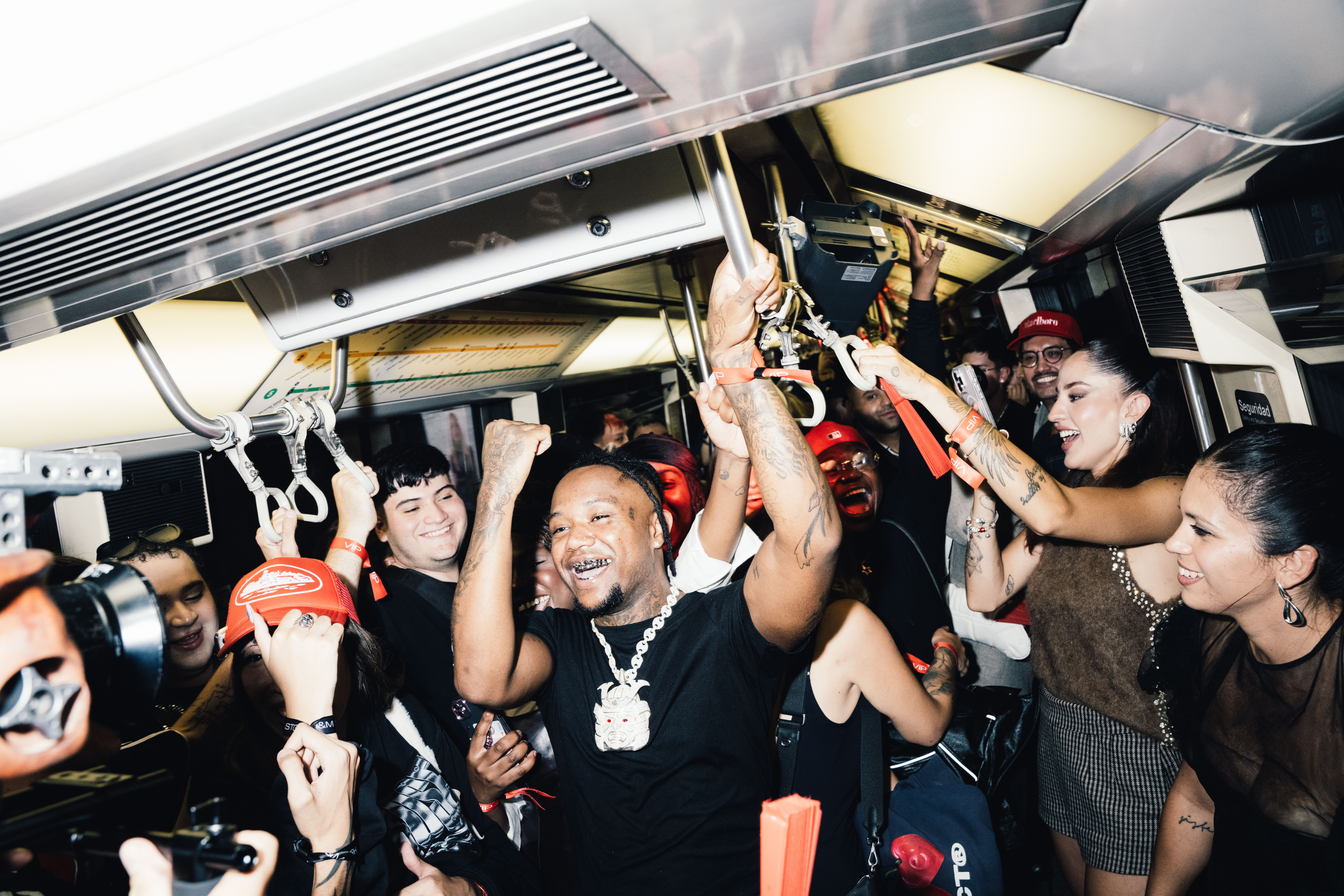 Arrendaron el Metro por una noche para una exclusiva fiesta electrónica de  H&M