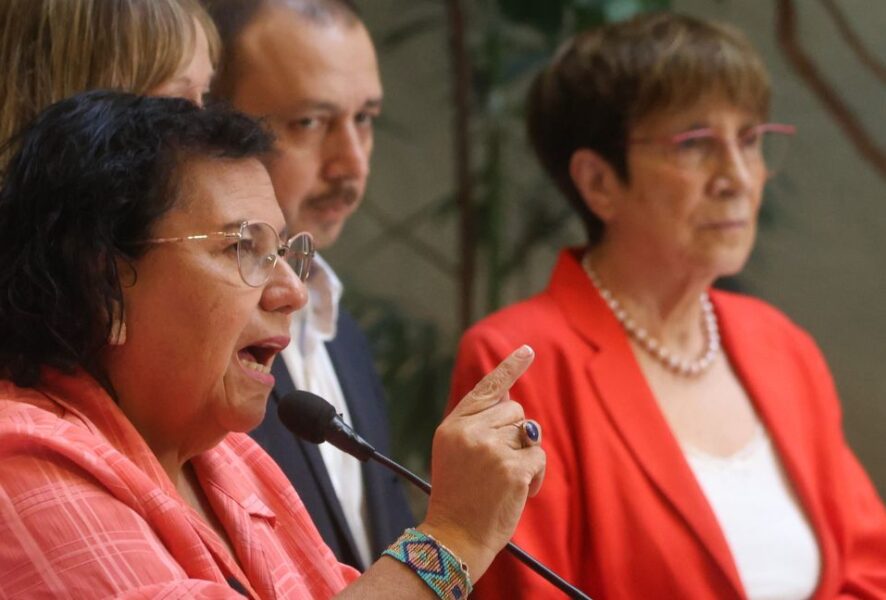Lorena Pizarro y Carmen Hertz