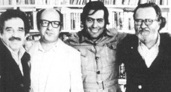 Fotografía acompaña entrevista realizada a Mario Vargas Llosa por Jimena Villegas : "Yo lo admiraba como escritor" De izquierda a derecha: Gabriel García Márquez, Jorge Edwards, Mario Vargas Llosa y José Donoso