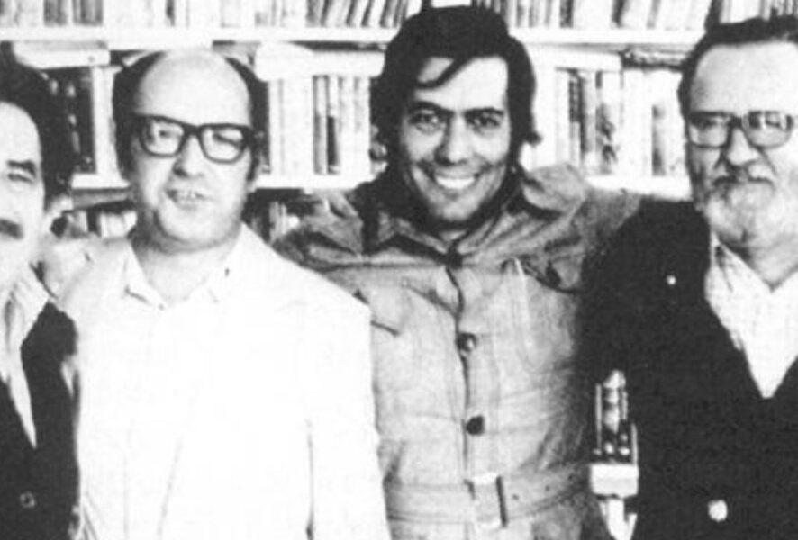 Fotografía acompaña entrevista realizada a Mario Vargas Llosa por Jimena Villegas : "Yo lo admiraba como escritor" De izquierda a derecha: Gabriel García Márquez, Jorge Edwards, Mario Vargas Llosa y José Donoso