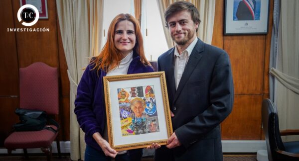 Emilia Ríos, exalcaldesa de la Municipalidad de Ñuñoa y Felipe Carvajal posando con cuadro de Inés Erazo, vecina ilustre de Ñuñoa.