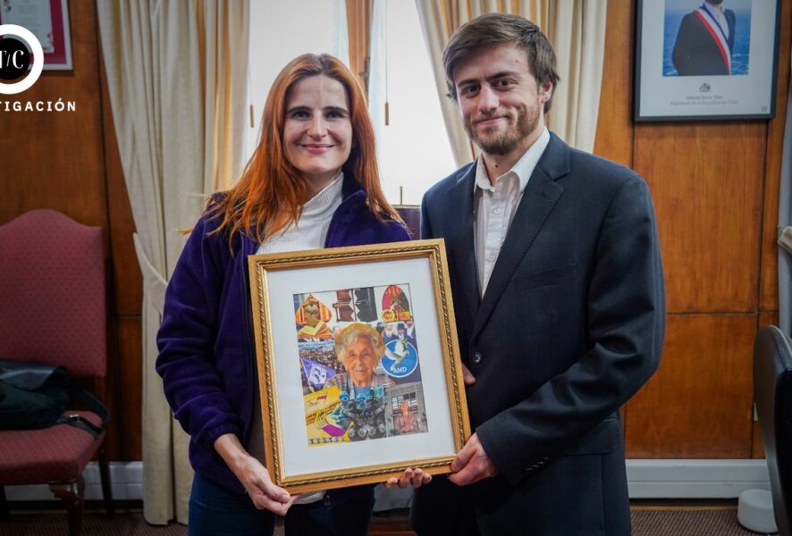 Emilia Ríos, exalcaldesa de la Municipalidad de Ñuñoa y Felipe Carvajal posando con cuadro de Inés Erazo, vecina ilustre de Ñuñoa.