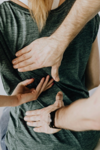 Mujer con dolor de espalda.