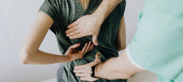 Mujer con dolor de espalda.