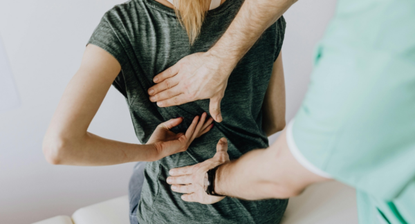 Mujer con dolor de espalda.
