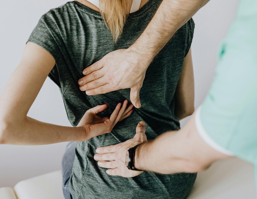 Mujer con dolor de espalda.