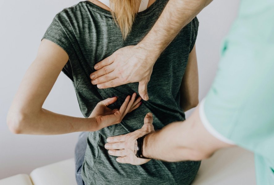 Mujer con dolor de espalda.